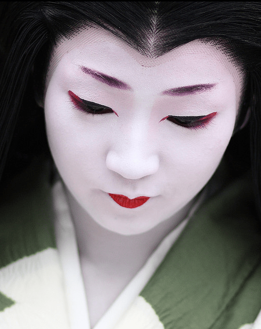A portrait of the maiko Naokazu.